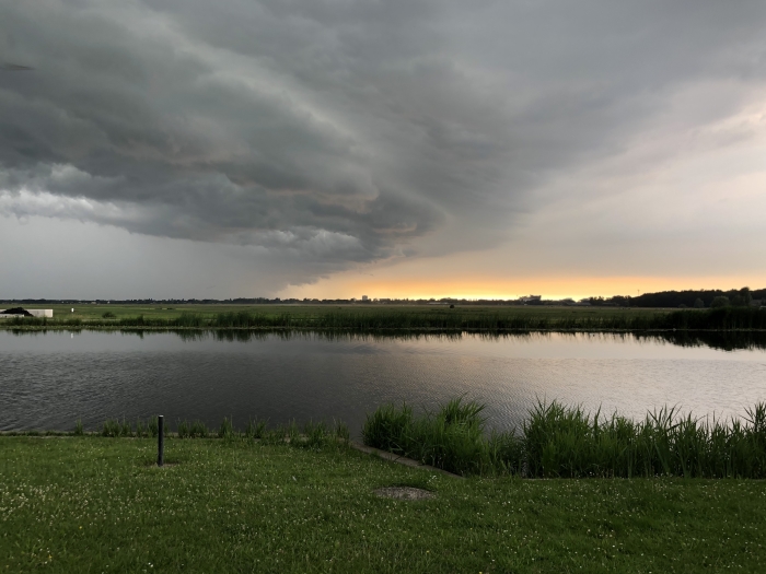 Indrukwekkende rolwolken boven Ouderkerk aan de Amstel