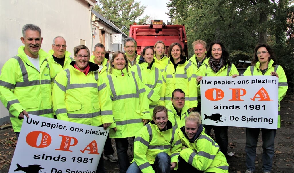 Vrijwilligers in Vijfhuizen gaan zaterdag voor het laatst langs de deur om oud papier op te halen. 