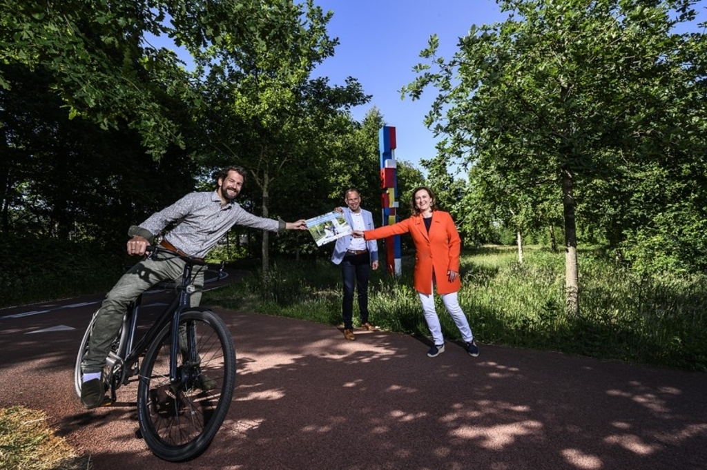 Overhandiging verkenning e-bike aan gedeputeerde Schaddelee