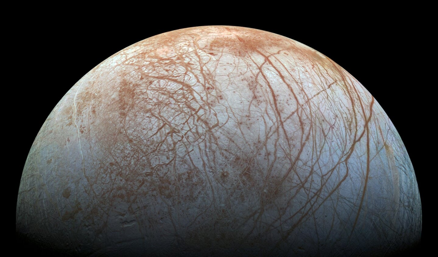 De maan Europa van Jupiter heeft een kilometers dikke ijskorst die drijft op een zoutwateroceaan. Hoe dat kan leer je in de cursus 'Leer het heelal begrijpen'. 