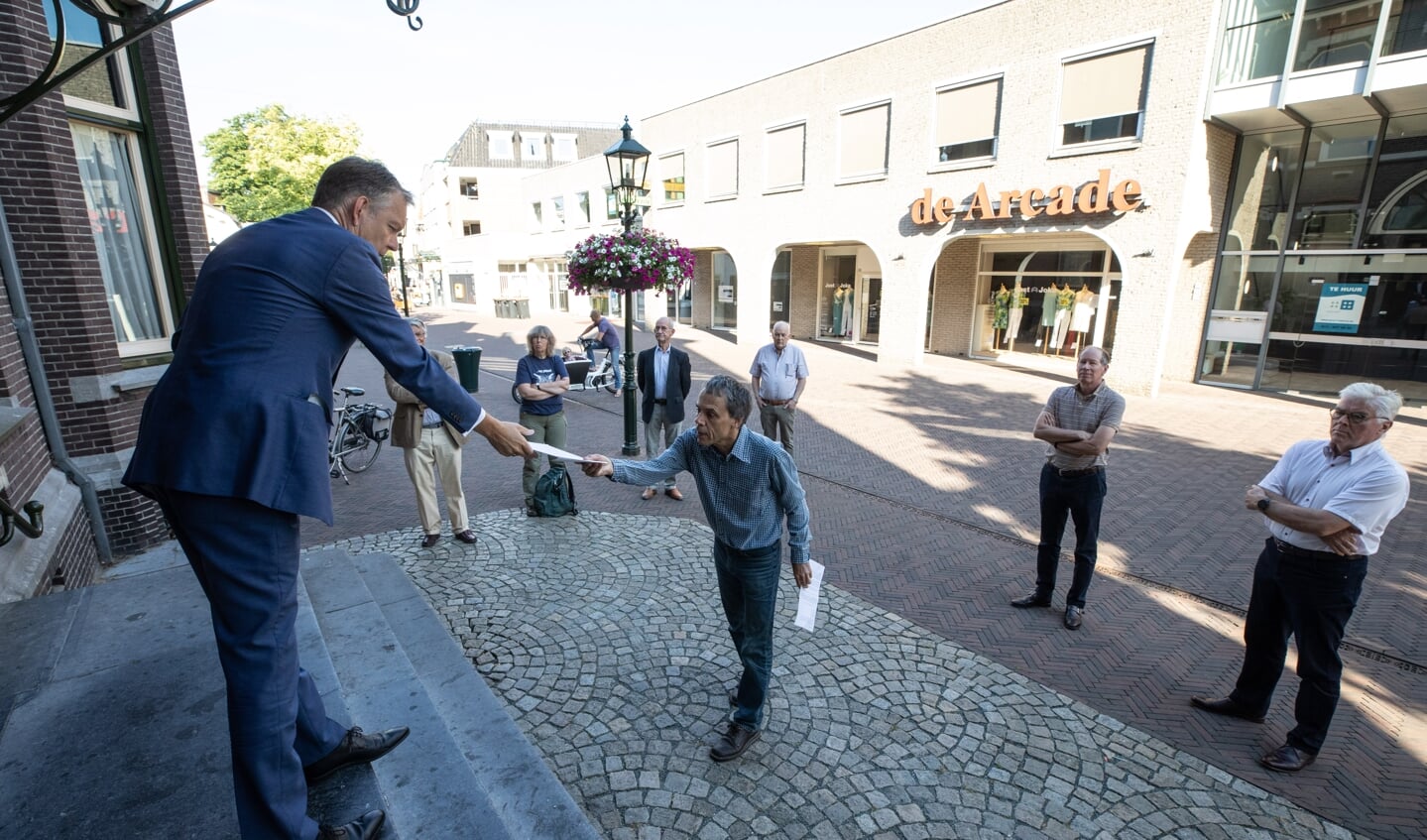 Paul van Hutten, vriend van het Borrebos, overhandigde de petitie over Soestdijk vanmorgen aan burgemeester Mark Röell op de stoep van het gemeentehuis. 