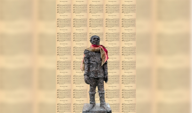 Standbeeld Collage met standbeeld Elieser met liedtekst op de achtergrond