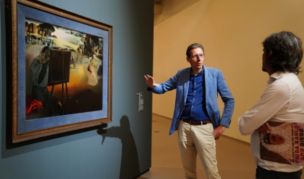 Burgemeester Tjapko Poppens en stadsdichter Matthijs den Hollander bij een schilderij van Dali