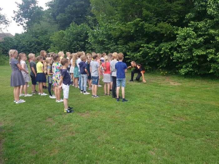 Leerlingen Willem Farelschool krijgen uitleg van buurtsportcoach