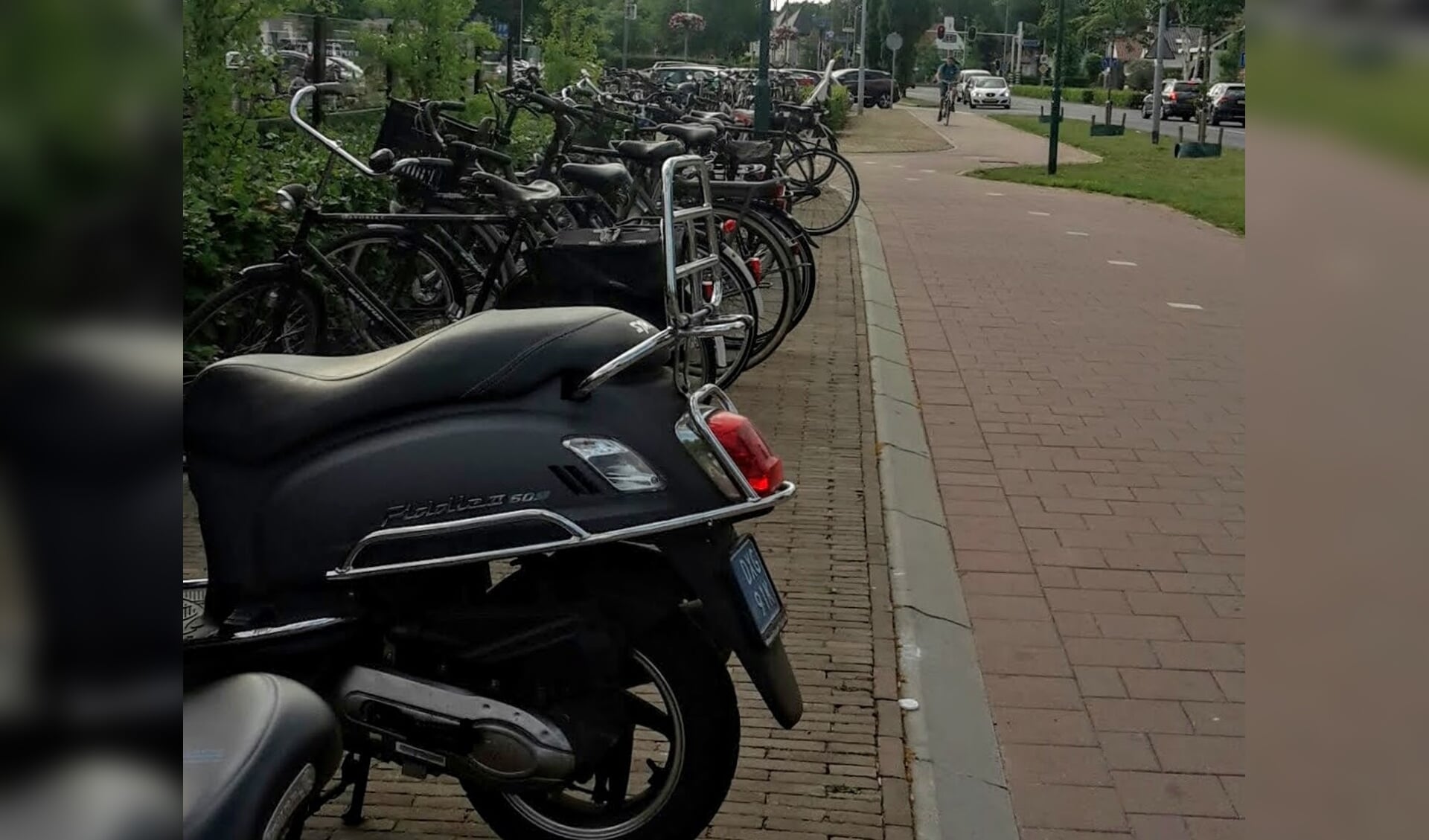 Geparkeerde fietsen en bromfietsen ter hoogte van De Hebberd in Barneveld.
