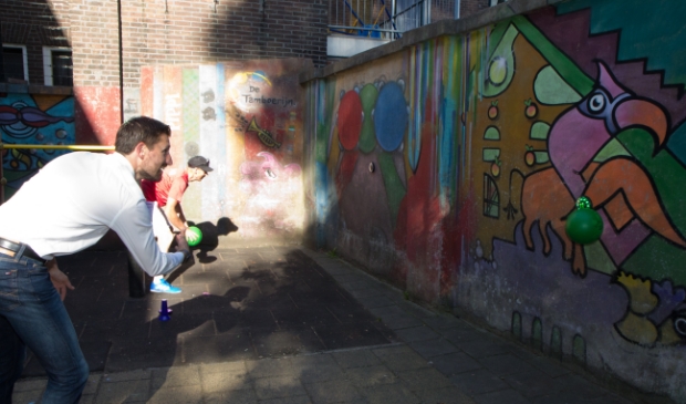 Wethouder Eelke Kraaijeveld samen met cliënten in actie tijdens de beweegaanloop.
