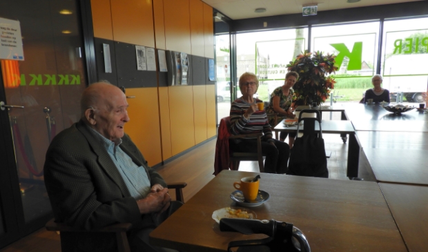 Joop Vermeulen vond het fijn om weer De Sociëteit te kunnen bezoeken. Op de achtergrond Sonja Geerts en Sylvia van Herk.