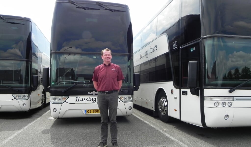 Directeur Hans Veenbrink voor de bussen die geschorst zijn om de schade te beperken.
