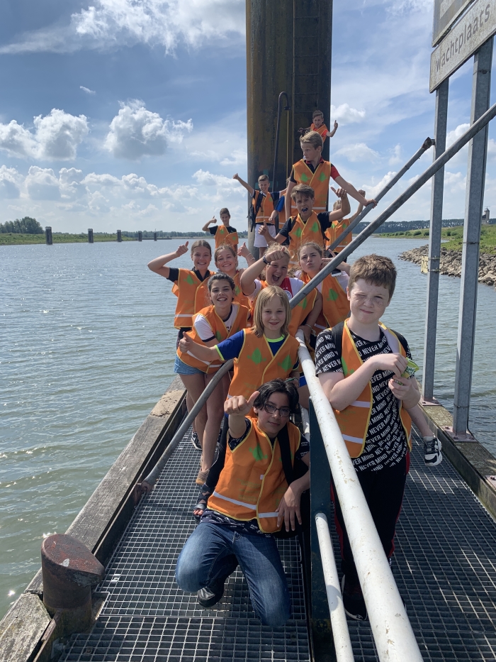 Kinderen van De Horn bij de monding van het Amsterdam Rijnkanaal bij Tiel