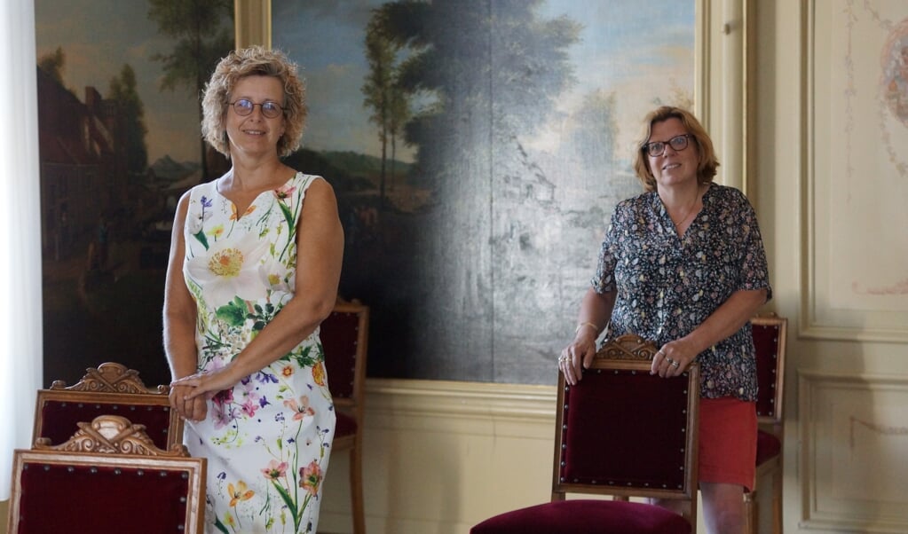 Petra van Reenen en Yvonne ten Boden (r) in de aangepaste trouwzaal. 