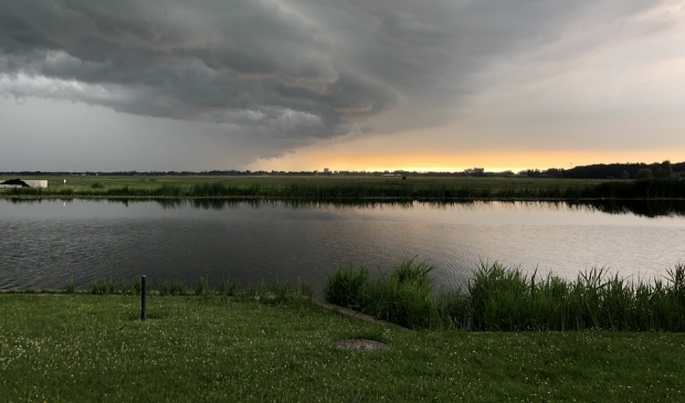 Indrukwekkende rolwolken boven Ouderkerk aan de Amstel