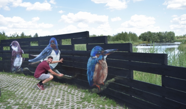 Daniël van de Haterd legt de laatste hand aan zijn vogelkunstwerk in De Schammer.