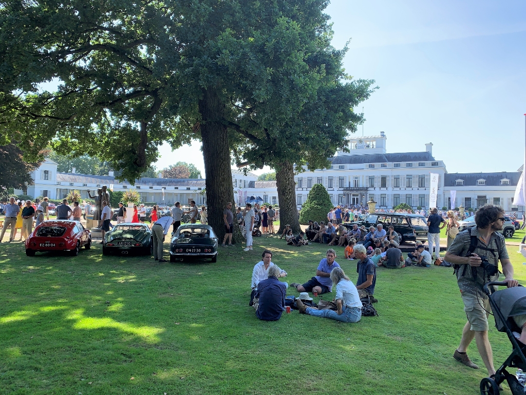<p>Concours d'Elegance trok in 2019 veel autoliefhebbers naar Paleis Soestdijk.</p>