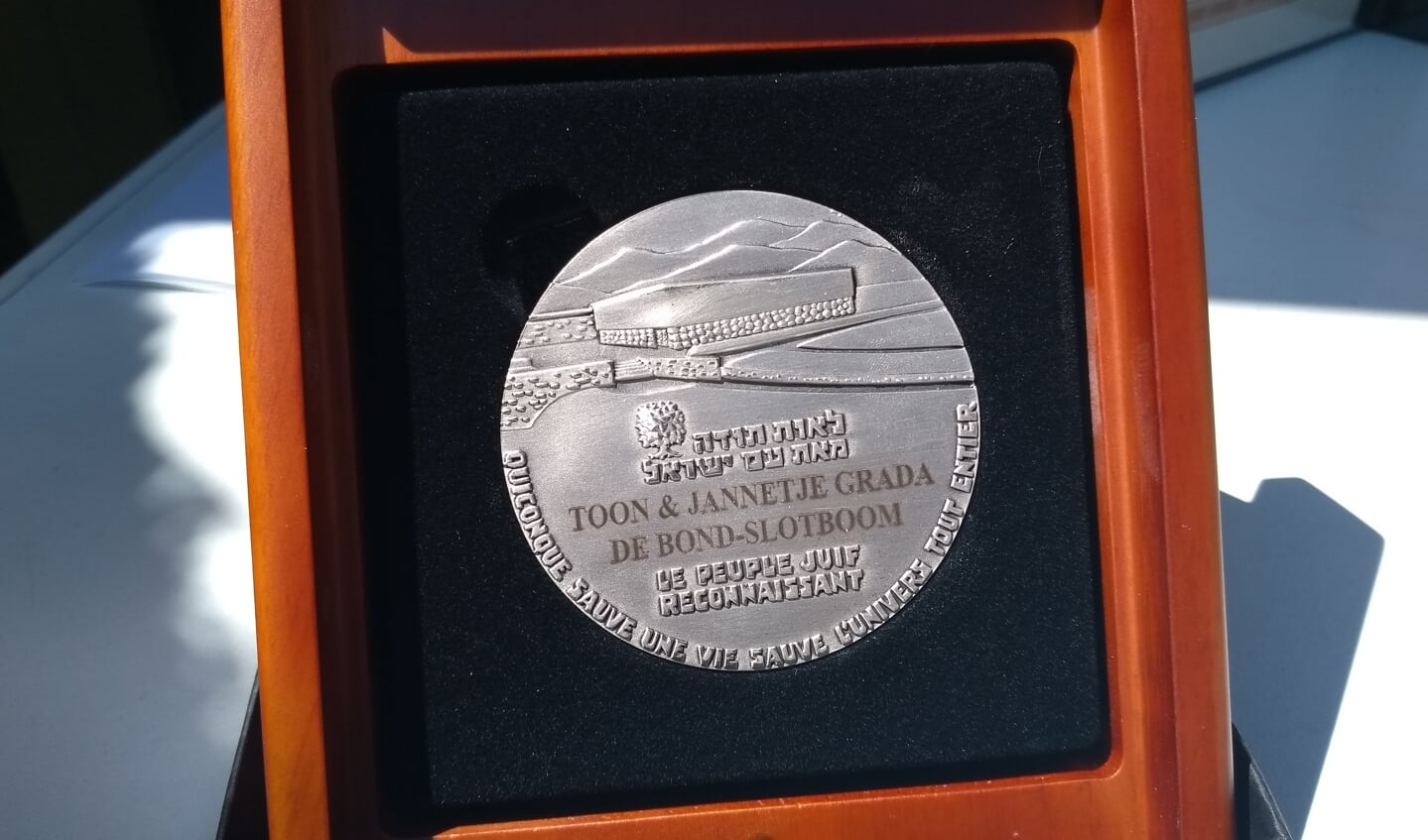 De Yad Vashem-medaille, postuum verleend aan Toon en Jansje de Bond uit Bennekom.