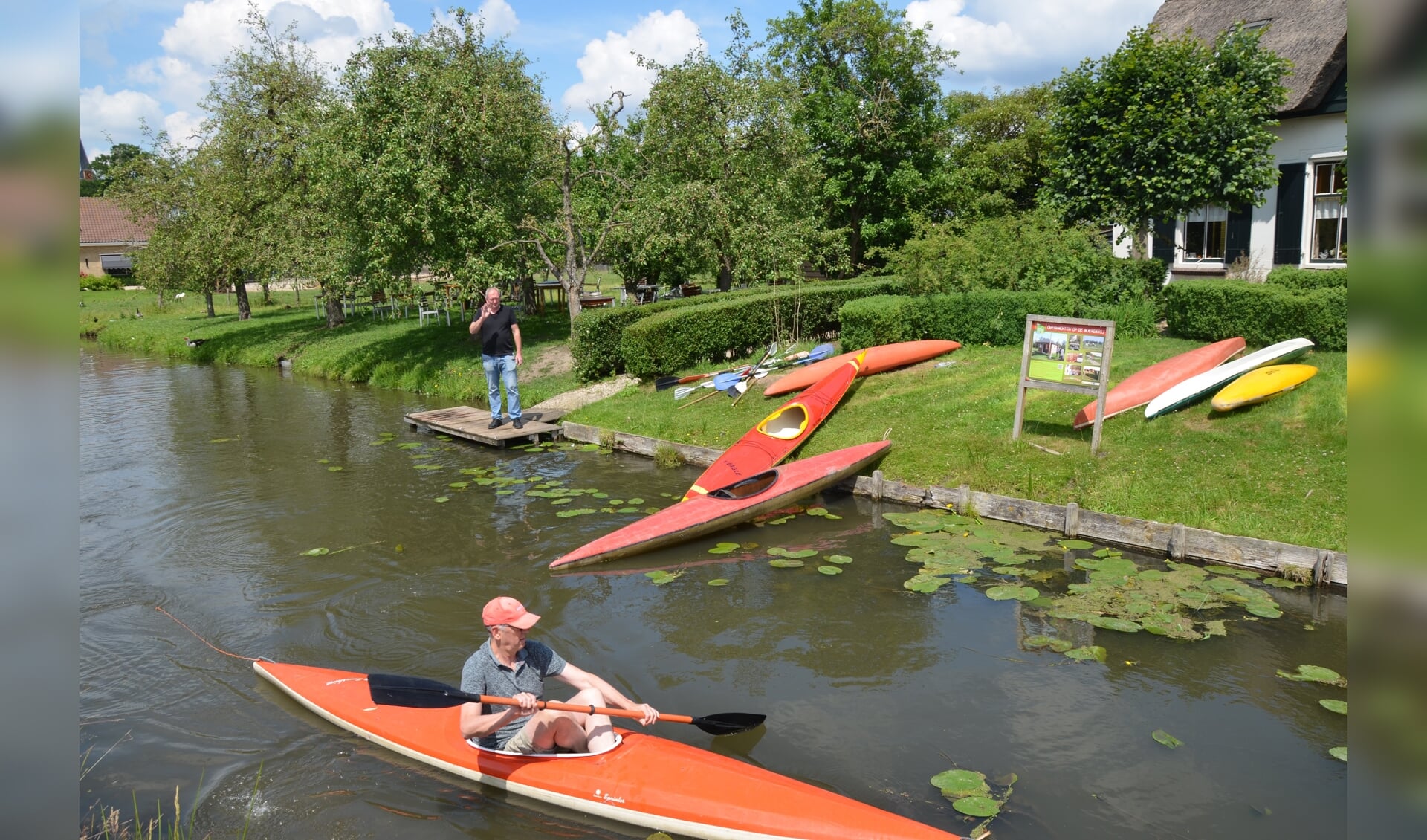 In plaats van een buitenlandse vakantie kozen inwoners van de provincie Utrecht massaal voor vakantie in eigen land. Bijvoorbeeld in de Kromme Rijnstreek, waar het goed kanoën is.