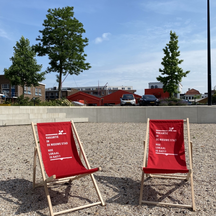 Knalrode strandstoelen zorgen voor een echt vakantiegevoel op de Oliemolenhof