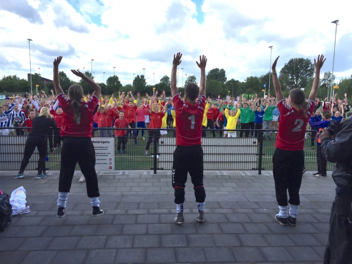 Opwarmen voor schoolkorfbaltoernooi