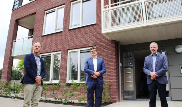 Paul Heijmerink, Ed de Groot (directeur LEKSTEDEwonen) en Carl van der Tol voor de
Stationsweg Bunnik