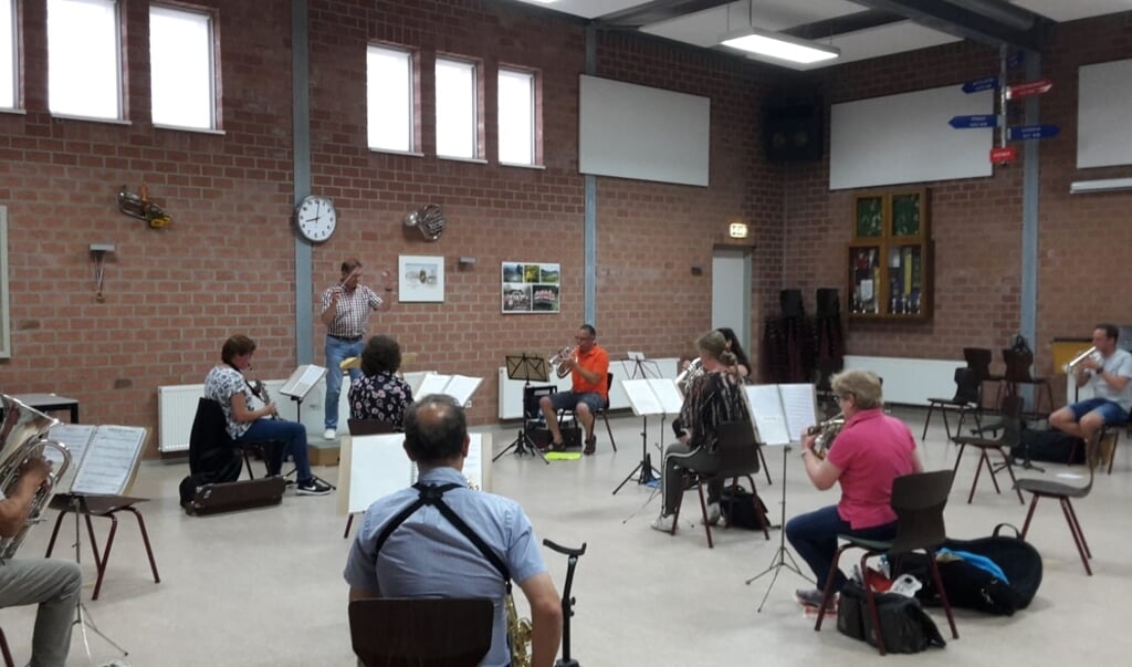 Foto's als deze - repeteren op anderhalve meter afstand bij muziekvereniging Excelsior - zijn zeer welkom bij het Regionaal Archief