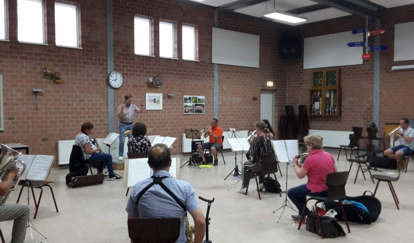 Foto's als deze - repeteren op anderhalve meter afstand bij muziekvereniging Excelsior - zijn zeer welkom bij het Regionaal Archief