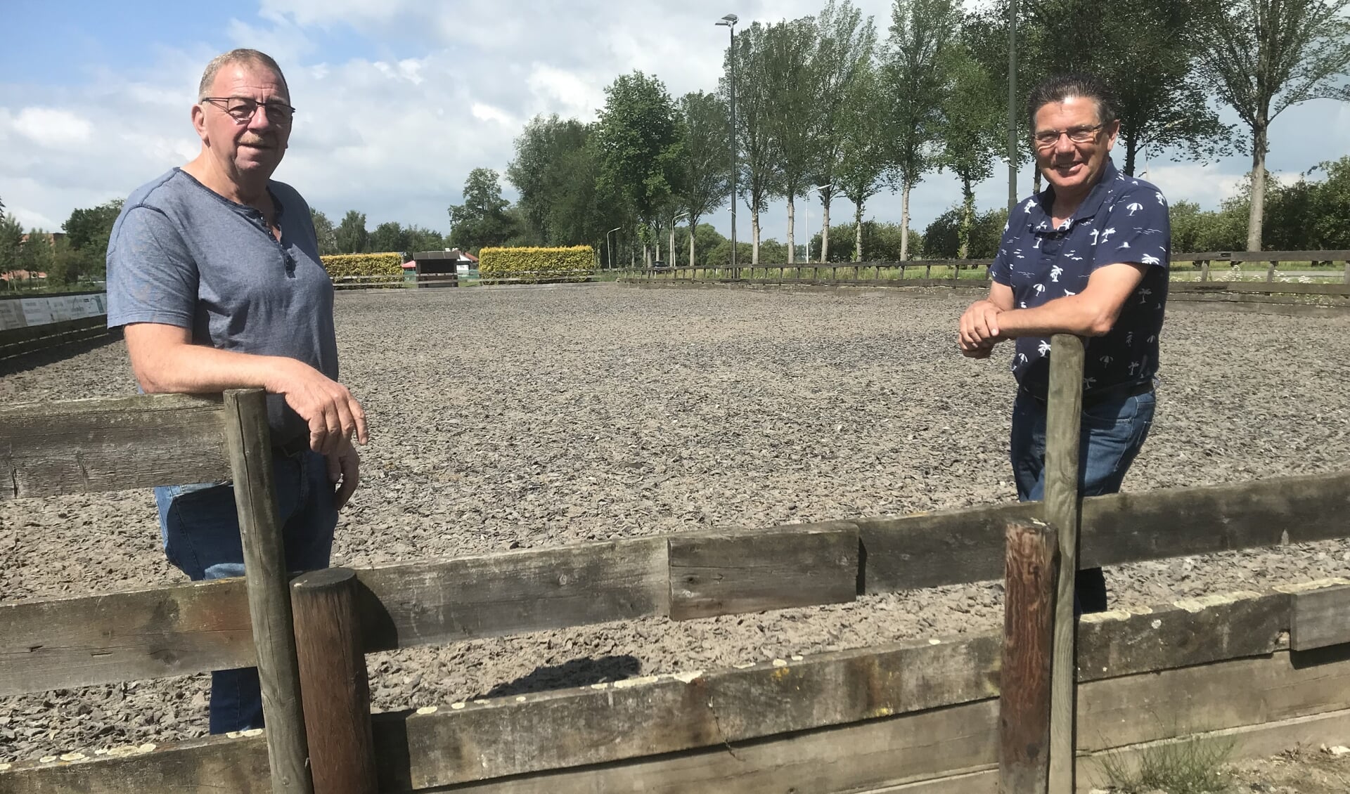 Bestuurslid Cor van den Bergh en voorzitter Arie de Groot bij de rijbak op het terrein van Hippos