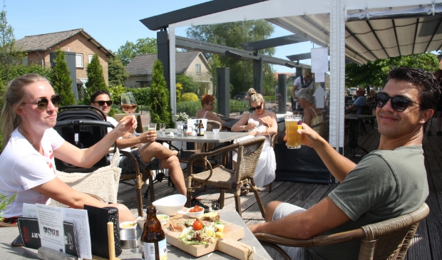 <p>Corona-proof genieten op het 1,5 meterterras -zoals hier bij De Roskam in Achterveld- kan dankzij verruiming van het gedoogbeleid nog tot 1 november.</p>