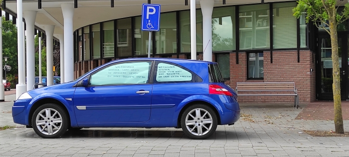 Auto met tekst : wethouder laat gezin barsten