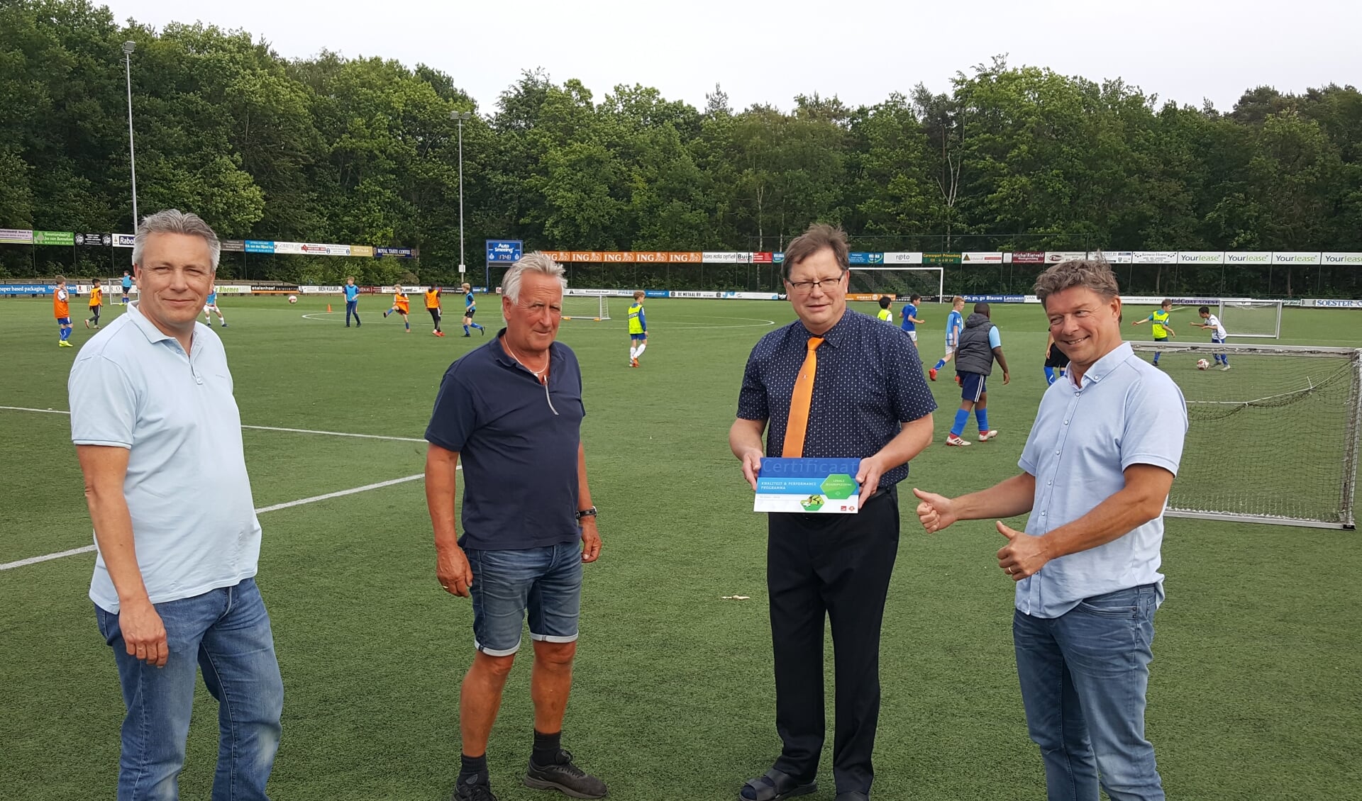vlnr: Projectleider John Hoebe, jeugdvoorzitter Leo Rauch, KNVB-vertegenwoordiger Hans Buitenhuis en SO Soest-voorzitter Ries de Jong