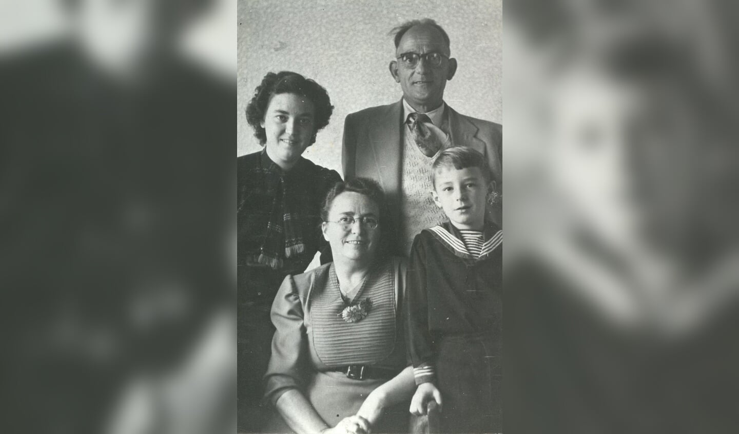 Een naoorlogse foto van het gezin De Bond. Vader Toon, moeder Jansje, dochter Corrie en zoon Wouter.