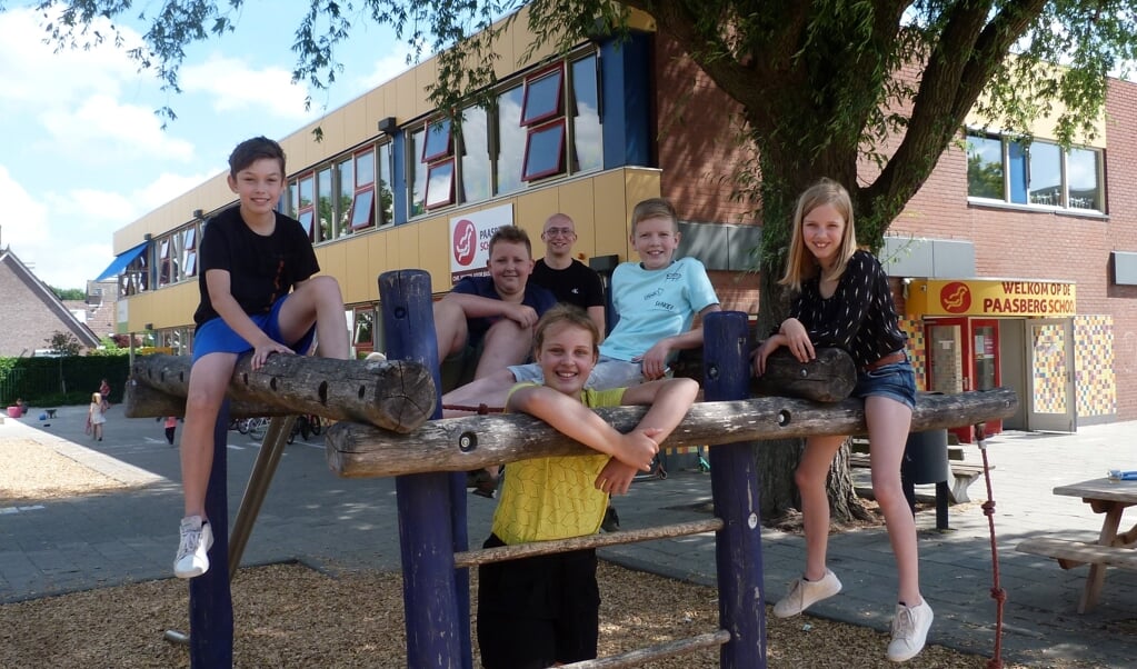 Van links naar rechts de leerlingen Yorick Andeweg, Jonathan van Silfhout, Rachel Heij, Daniel Hekking en Cathelijne de Heer. Achteraan in het midden meester Martijn Schilder.