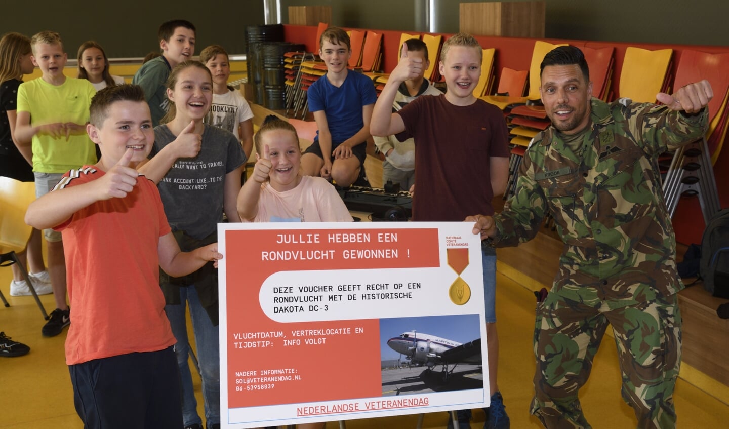 Alex Bos wint kidschallenge Veteranendag. Alex Bos uit Putten heeft gewonnen met zijn vlog over vrijheid en daarmee een reis met een Dakota met de hele klas wint