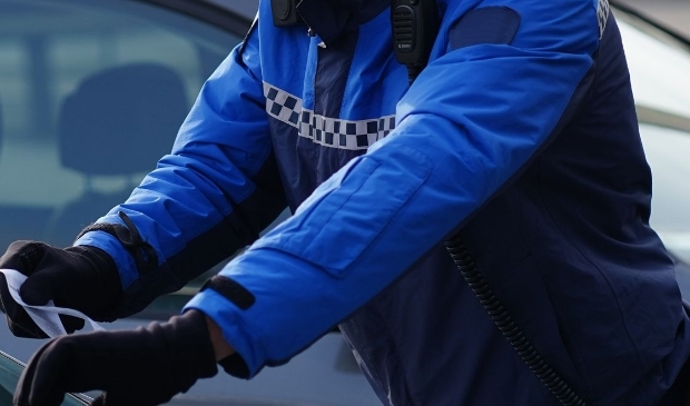 <p>Een meerderheid van de Utrechtse gemeenteraad wil boa's toestaan om een hoofddoek of keppeltje te dragen</p>