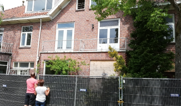 Voor de laatste keer een kijkje nemen bij het ouderlijk huis.