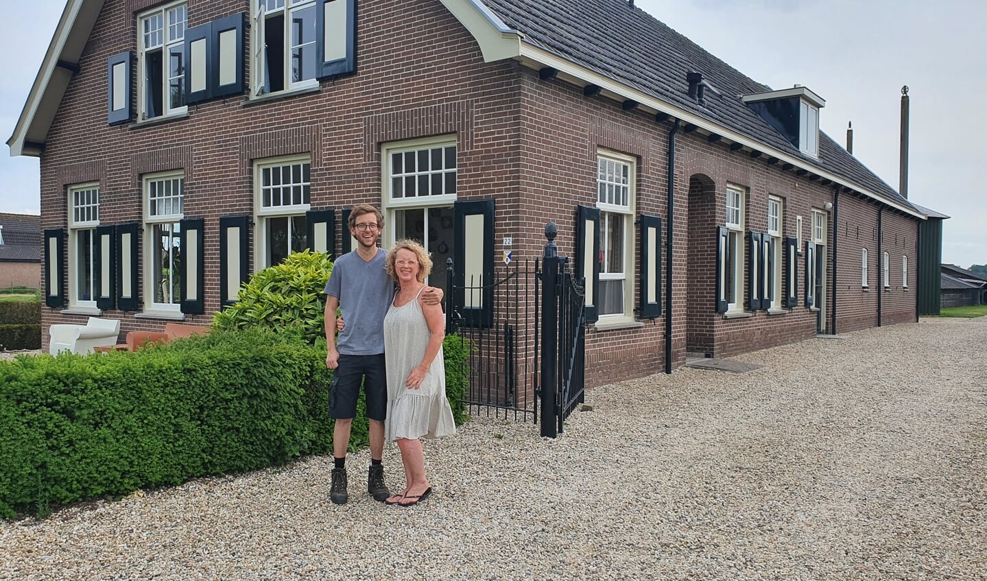 Initiatiefnemer Loes Schouten en deelnemer Jurjen van Rossum voor de monumentale boerderij aan het Overeind