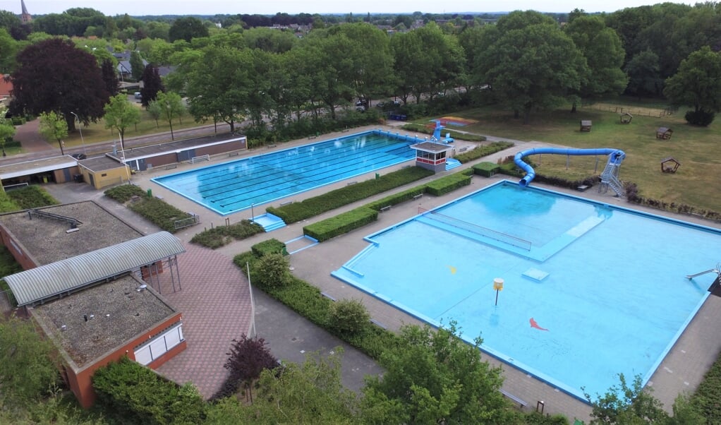 Het water van het Oosterbosbad wacht al een tijdje geduldig op de zwemmers. Die zijn vanaf zaterdag 20 juni welkom.