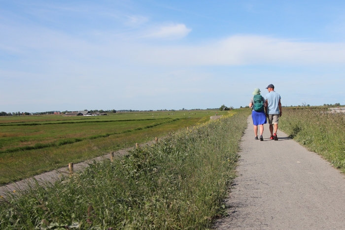 Wandelaars op de Uitdammerdijk bij Durgerdam