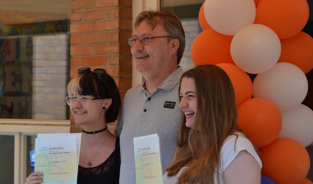 Een trotse vader met twee geslaagde dochters: Rona (links) en Xara (rechts).