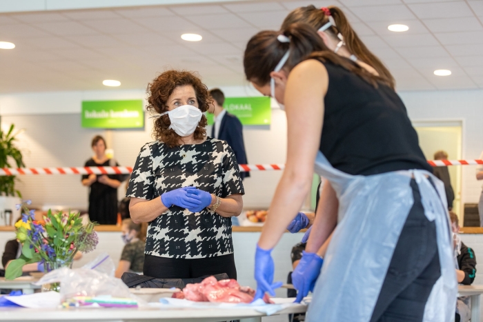 Werkbezoek minister Van Engelshoven, volgt praktijkles