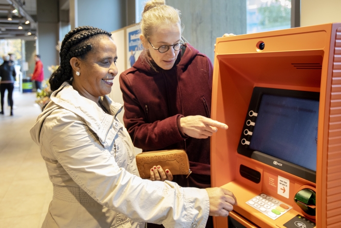 Nu in de coronacrisis het persoonlijke contact iets minder is, helpt VluchtelingenWerk nieuwkomers ook met online info op weg