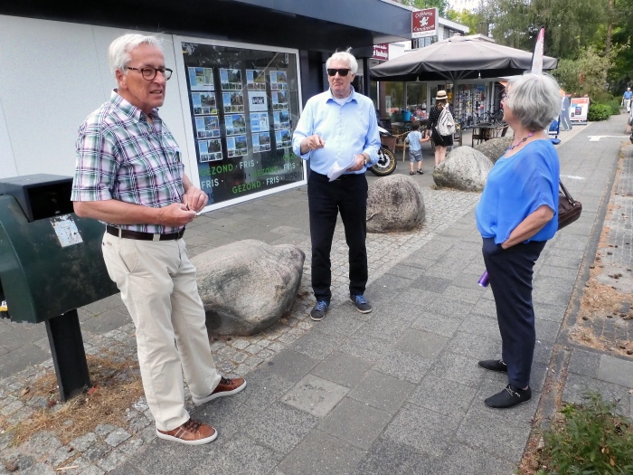 Bestuurslden van Heuvelrug Senioren hebben raadslid Evert de Boer (midden) gewezen op de vaak onveilige situaties waar voetgangers in het centrum van Maarn mee te maken hebben.