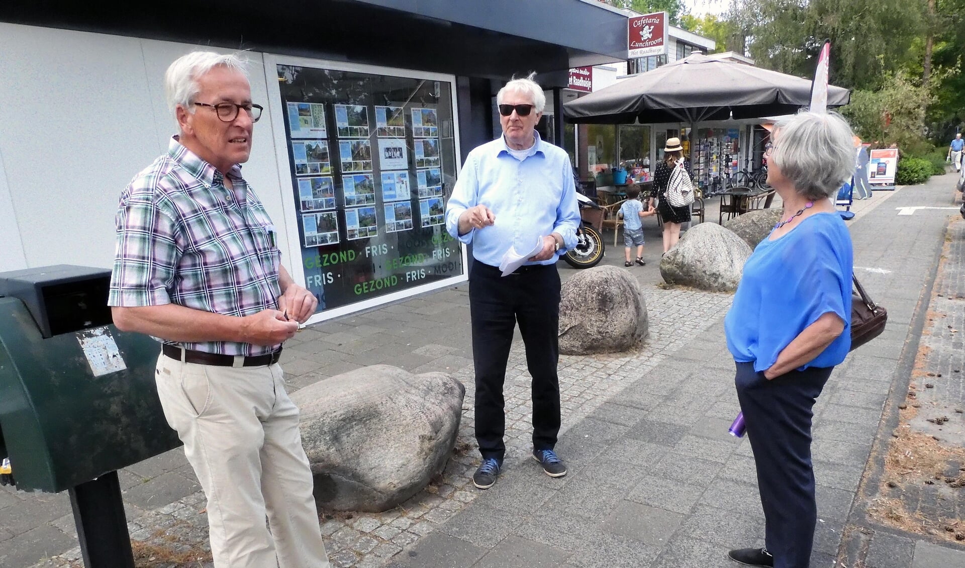 Bestuurslden van Heuvelrug Senioren hebben raadslid Evert de Boer (midden) gewezen op de vaak onveilige situaties waar voetgangers in het centrum van Maarn mee te maken hebben.