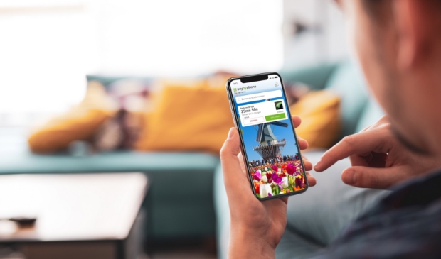 <p>Mobiele telefoon met PayByPhone parkeerapp op scherm</p>