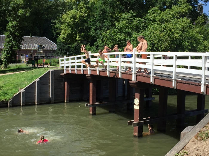 Springen vanaf de brug bij de Stayokay