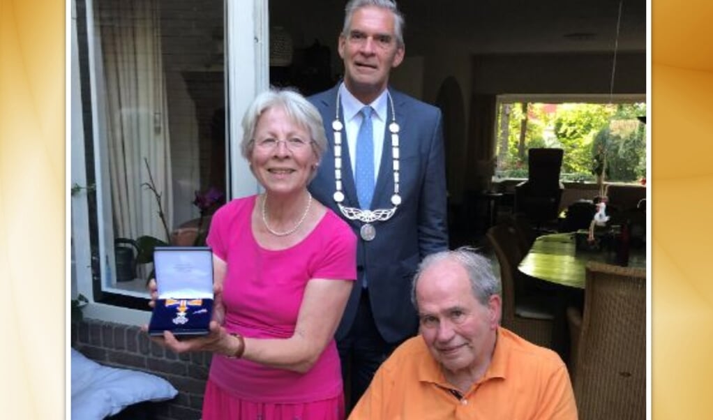 Corry van Erp-Doornenbal ontving haar onderscheiding uit handen van burgemeester Naafs.