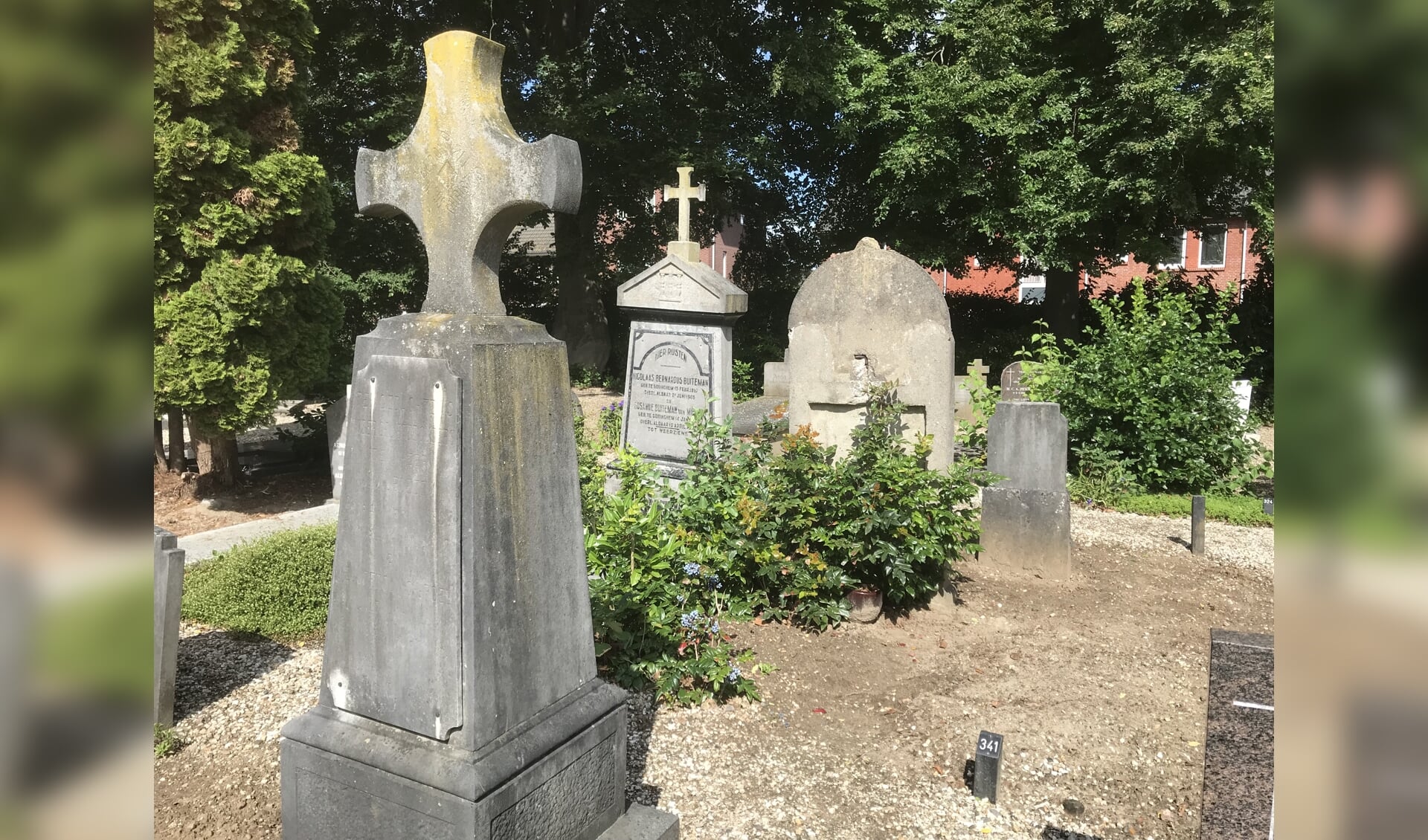 Bijzondere grafmonumenten op de begraafplaats aan de Arkelse Onderweg
