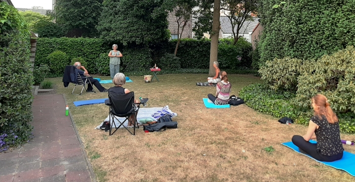 Qigongles in de tuin bij Van Rooijen