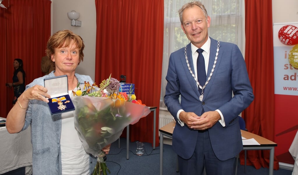 Ria Broekgaarden kreeg vrijdag bezoek van burgemeester Mark Röell. Hij had een hoge koninklijke onderscheiding bij zich.