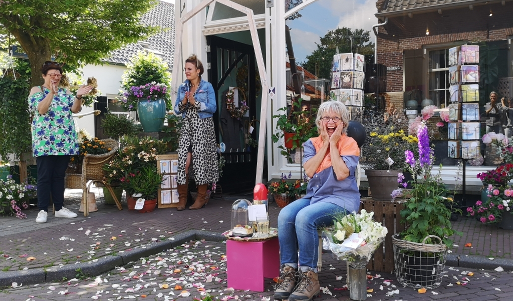 Compleet overrompeld nam Joke plaats op haar 'troon' voor de bloemenwinkel. Haar zus (links) was toevallig in de buurt.