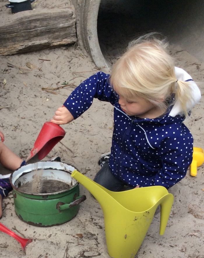 Opperste concentratie bij het maken van de modder...