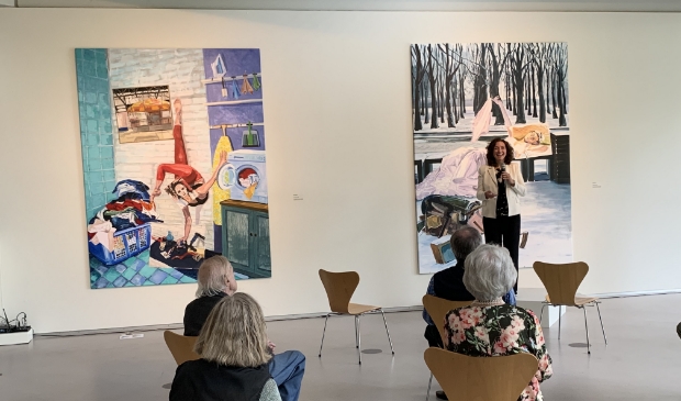 Lillian Bo´za, directeur van het Cobra Museum, houdt een toespraak tijdens de opening. Aan de muur hangt werk van Inbar Hasson.